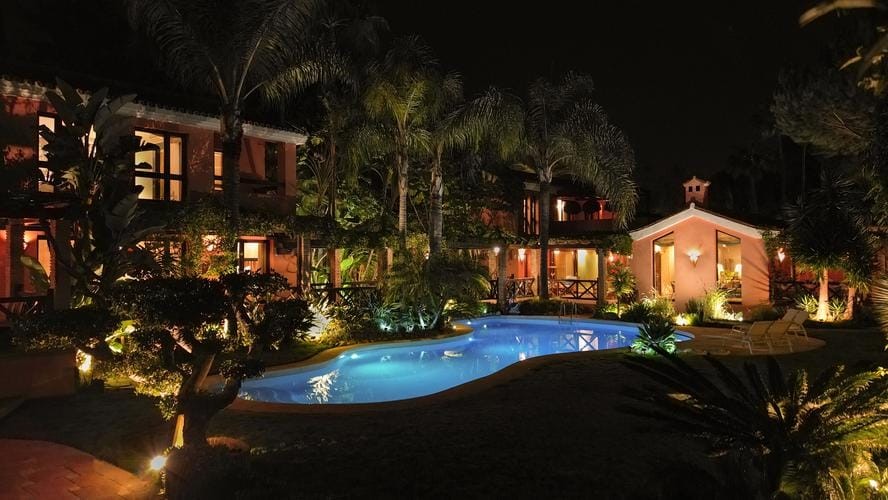 Casa de 8 Dormitorios en venta en Milla de Oro, Marbella