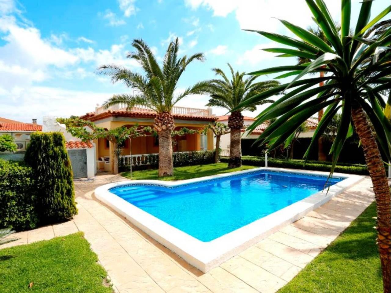 Casa Adosada de 8 Dormitorios y 3 Baños en venta en Mont-Roig del Camp