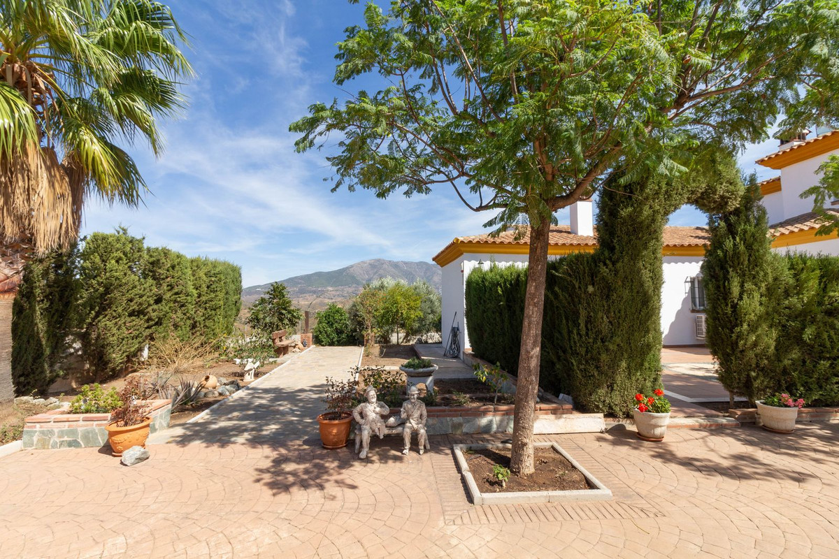 Finca de 4 Dormitorios y 2 Baños en venta en Mijas