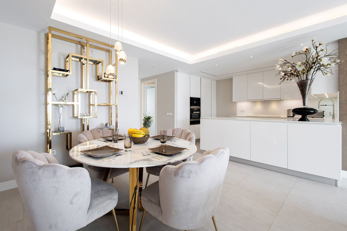 Piso de 2 Dormitorios en venta en Nueva Andalucía, Marbella