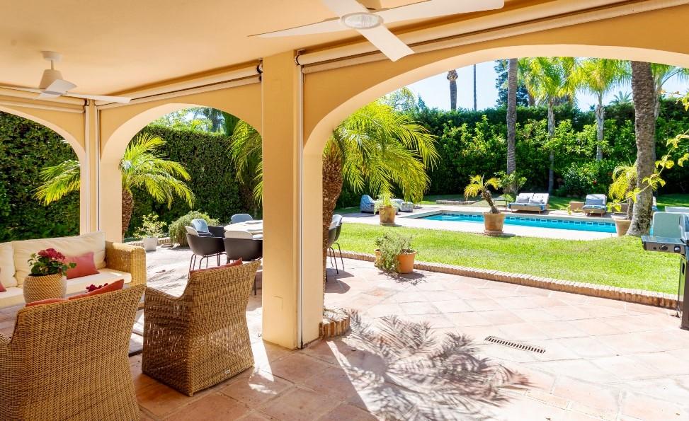 Casa de 5 Dormitorios y 5 Baños en venta en Los Monteros, Marbella