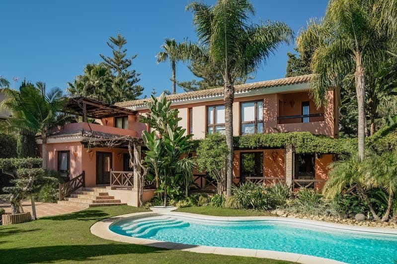 Casa de 8 Dormitorios en venta en Milla de Oro, Marbella
