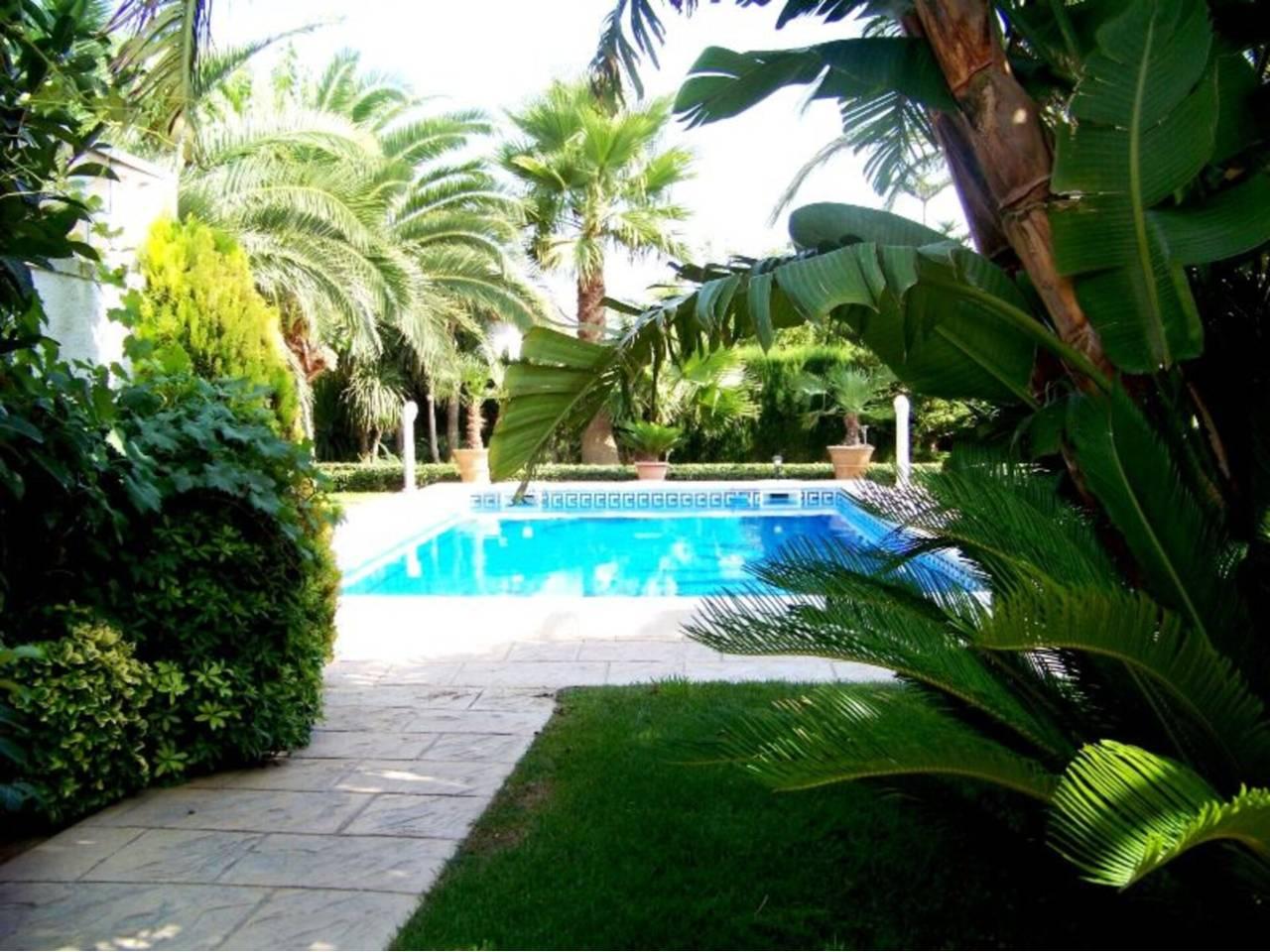 Casa Adosada de 8 Dormitorios y 3 Baños en venta en Mont-Roig del Camp
