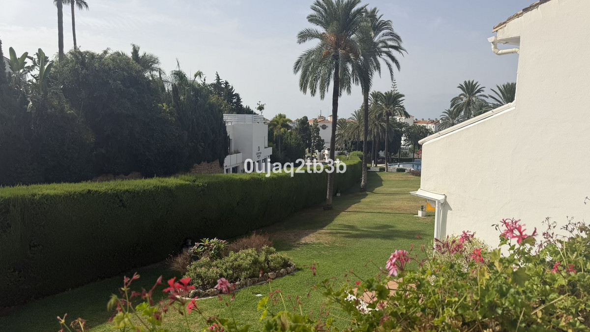 Piso de 2 Dormitorios y 1 Baño en venta en Nueva Andalucía, Marbella