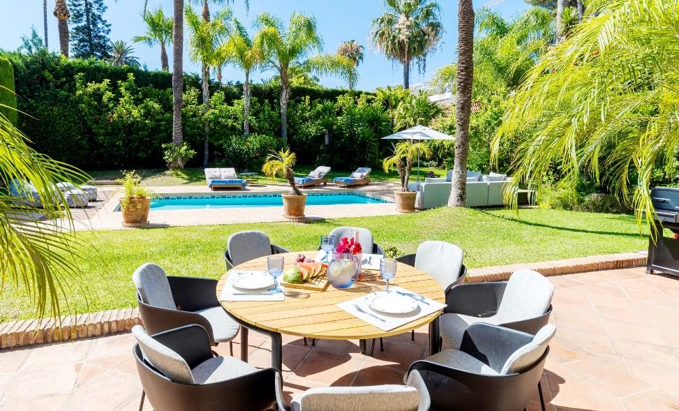 Casa de 5 Dormitorios y 5 Baños en venta en Los Monteros, Marbella