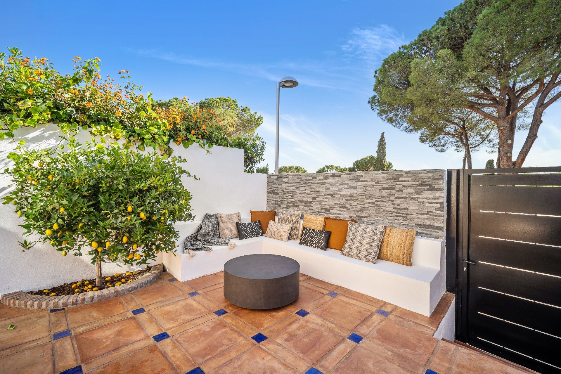 Casa Adosada de 3 Dormitorios y 2 Baños en venta en Nueva Andalucía, Marbella