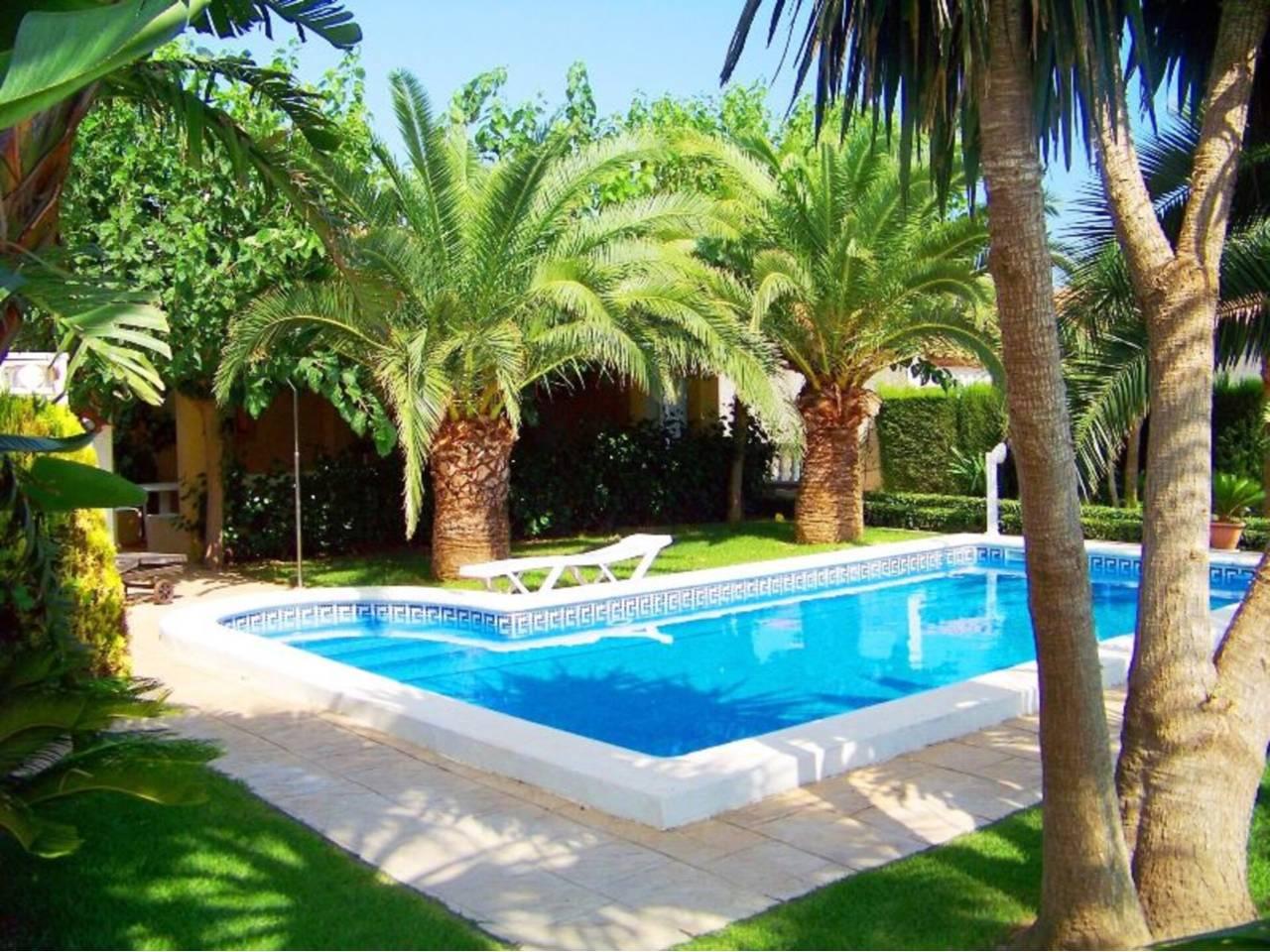 Casa Adosada de 8 Dormitorios y 3 Baños en venta en Mont-Roig del Camp