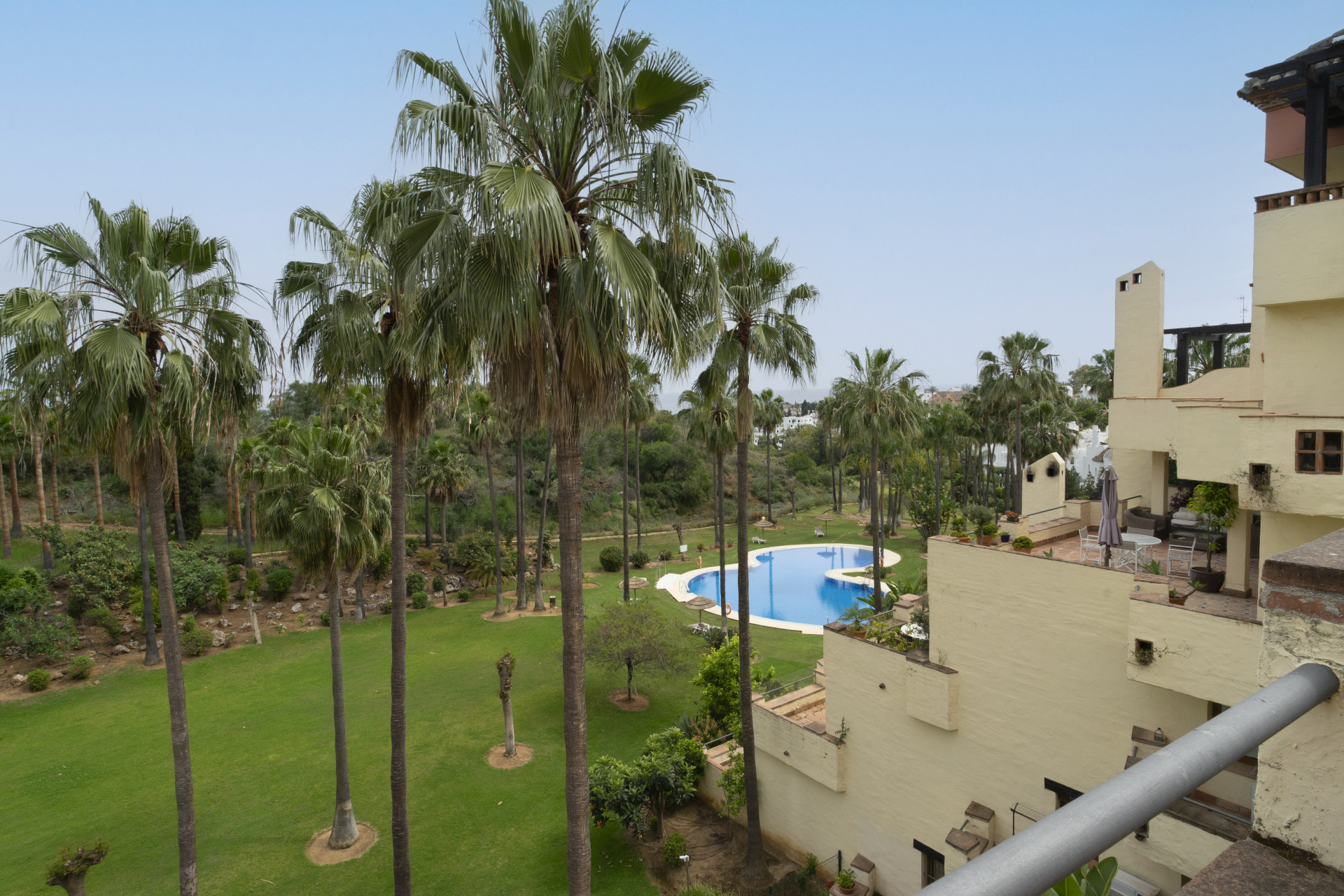 Piso de 3 Dormitorios y 2 Baños en alquiler en Milla de Oro, Marbella