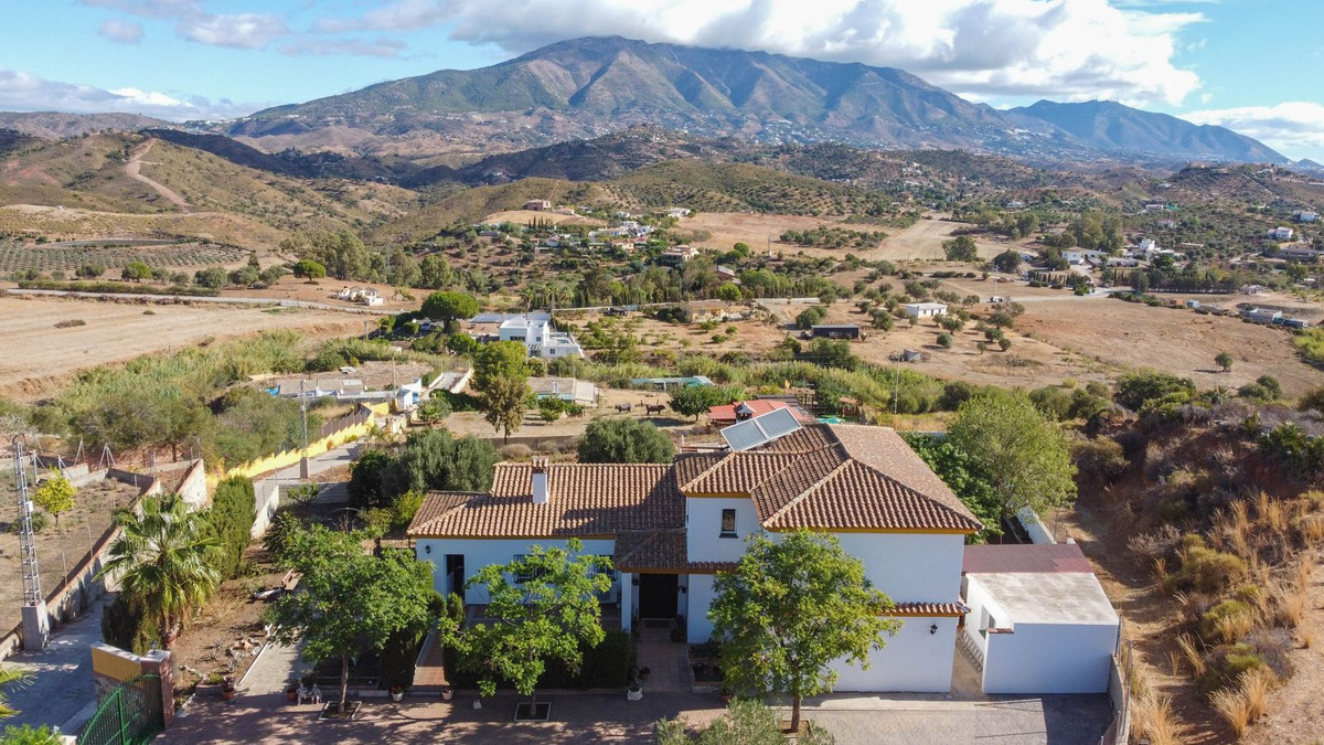 Finca de 4 Dormitorios y 2 Baños en venta en Mijas