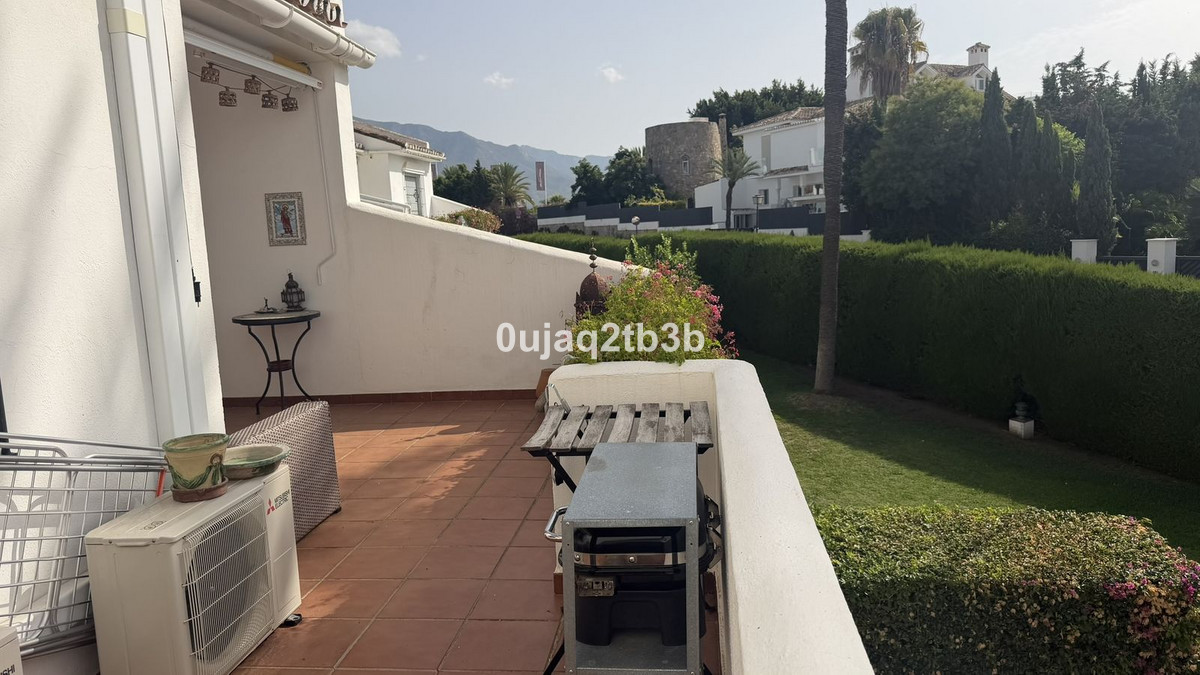 Piso de 2 Dormitorios y 1 Baño en venta en Nueva Andalucía, Marbella