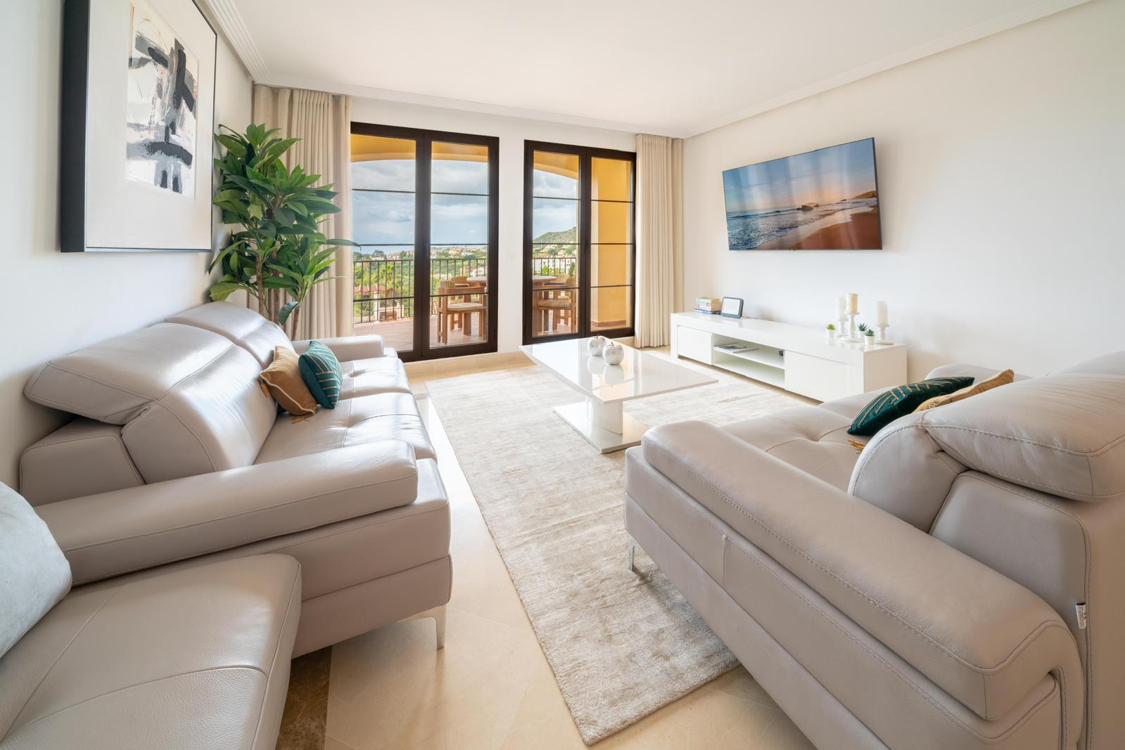 Piso de 3 Dormitorios en alquiler en Nueva Milla de Oro, Estepona