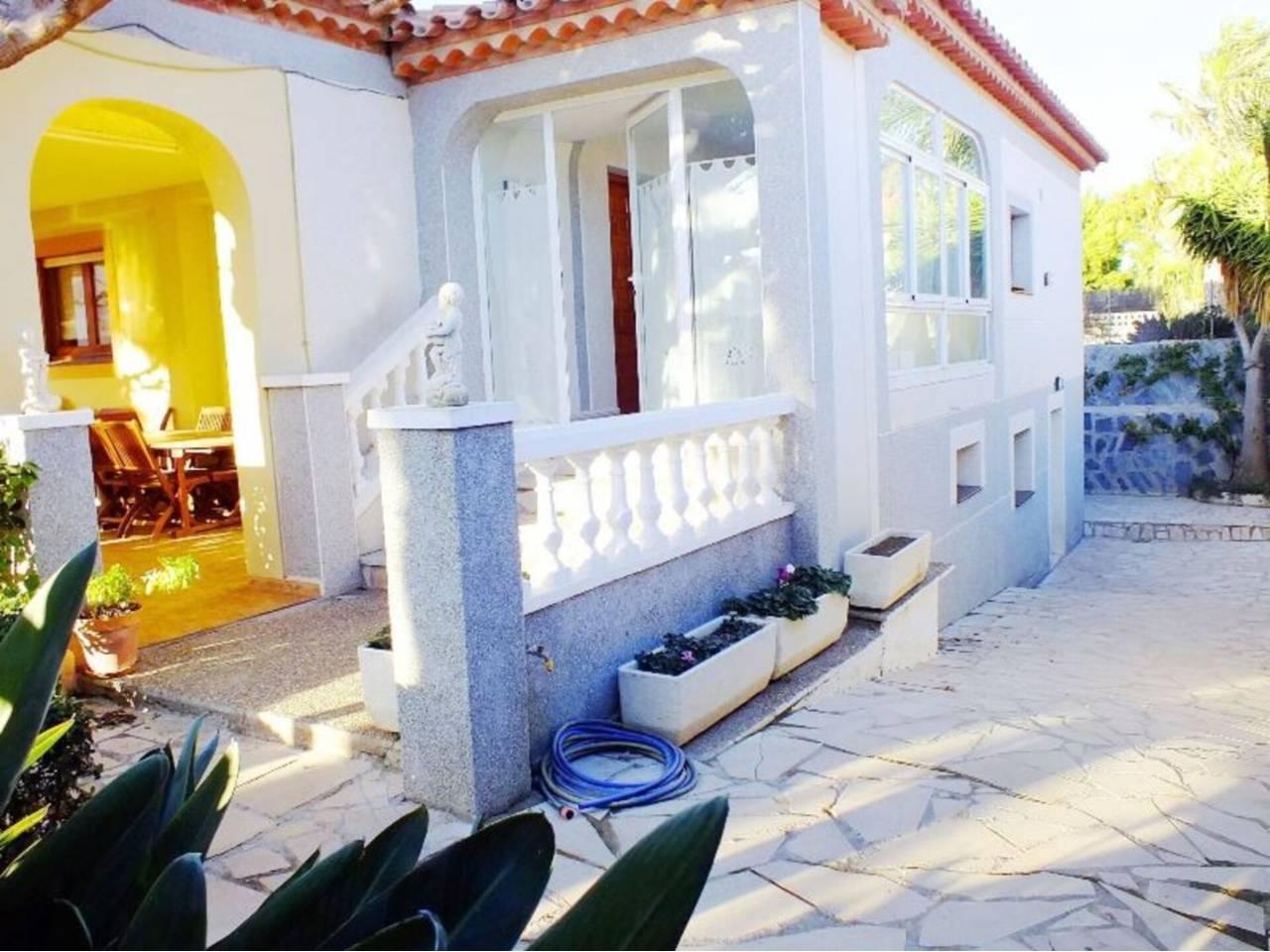 Casa Adosada de 8 Dormitorios y 3 Baños en venta en Mont-Roig del Camp