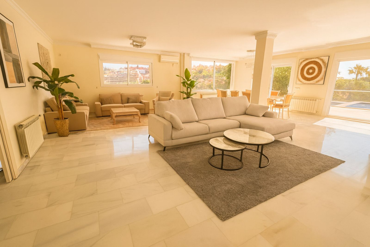 Casa de 5 Dormitorios en venta en Elviria, Marbella