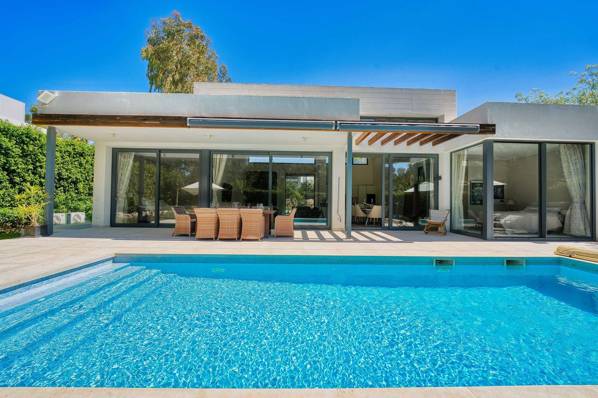 Casa de 4 Dormitorios en venta en Atalaya, Estepona