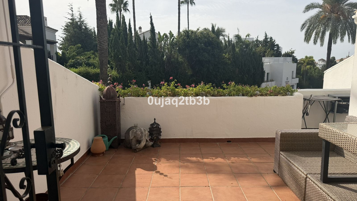 Piso de 2 Dormitorios y 1 Baño en venta en Nueva Andalucía, Marbella