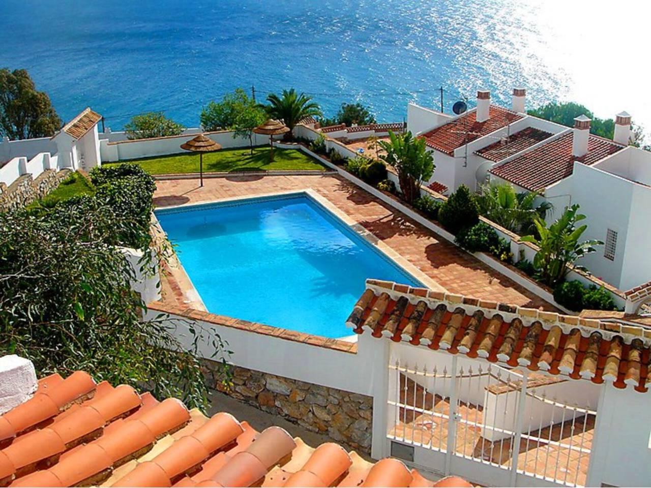 Casa Adosada de 6 Dormitorios y 5 Baños en venta en Almuñecar