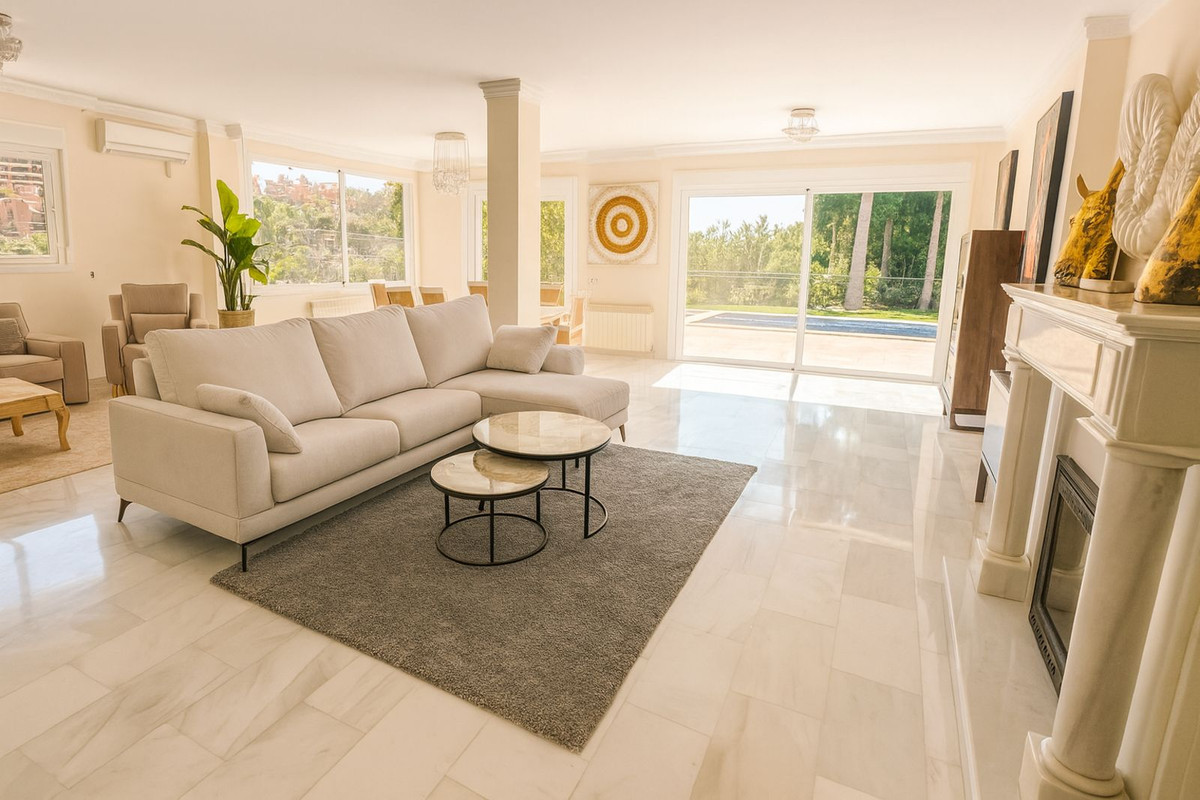 Casa de 5 Dormitorios en venta en Elviria, Marbella