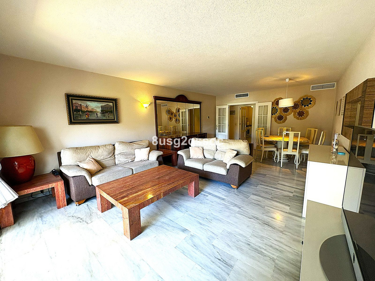 Piso de 3 Dormitorios en venta en Cancelada, Estepona
