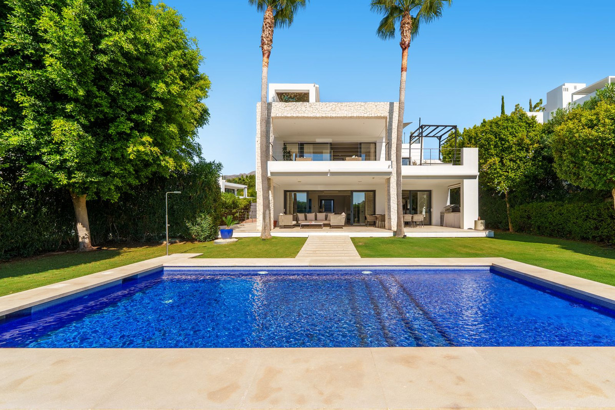Casa de 6 Dormitorios y 6 Baños en venta en Nueva Andalucía, Marbella