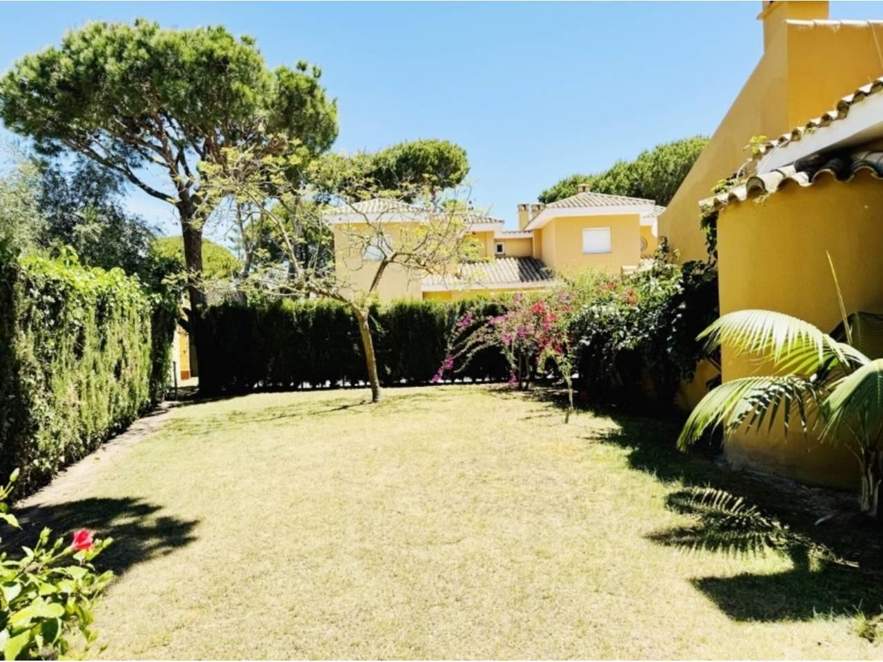 Casa Adosada de 5 Dormitorios en venta en Chiclana de la Frontera