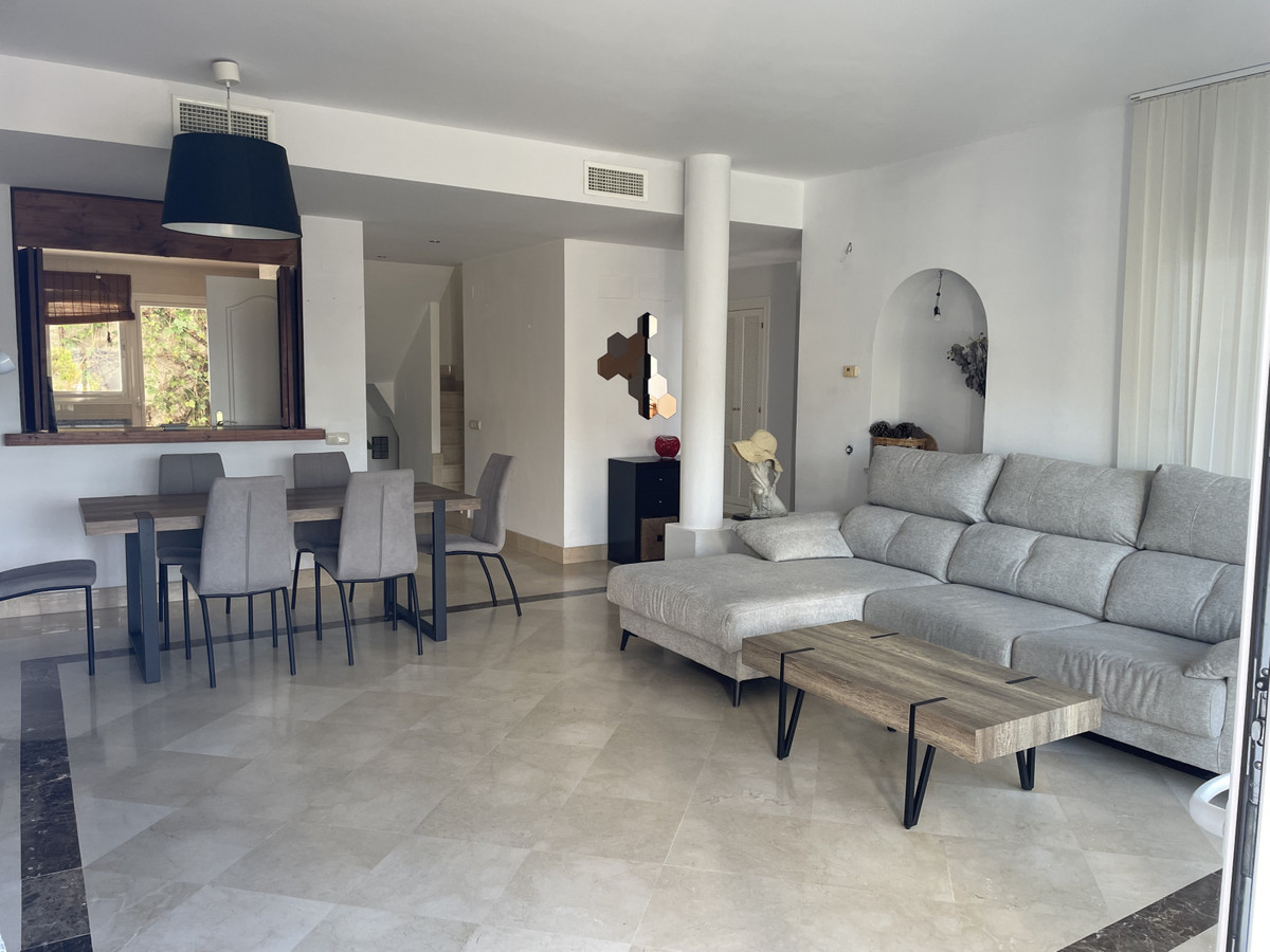 Casa Adosada de 3 Dormitorios en venta en Istán