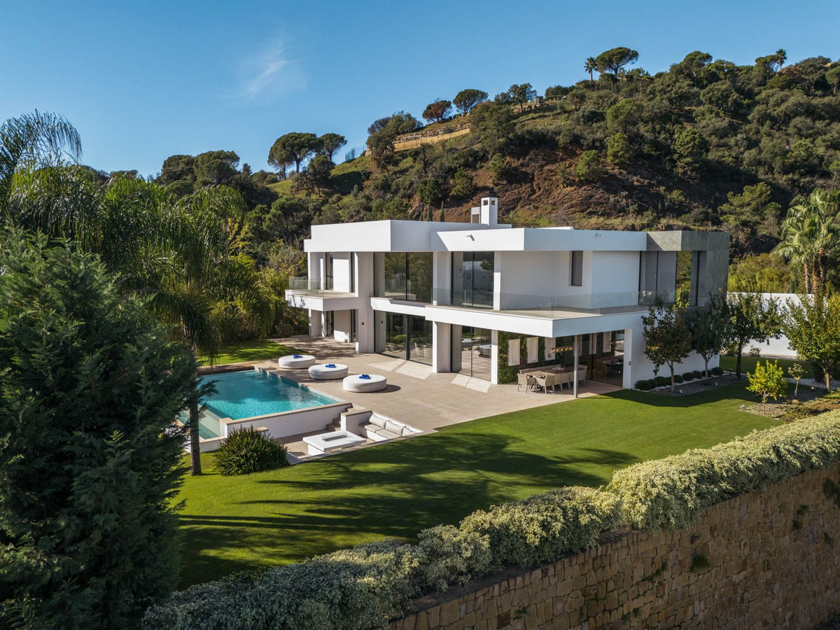 Casa de 5 Dormitorios en venta en El Madroñal, Benahavís