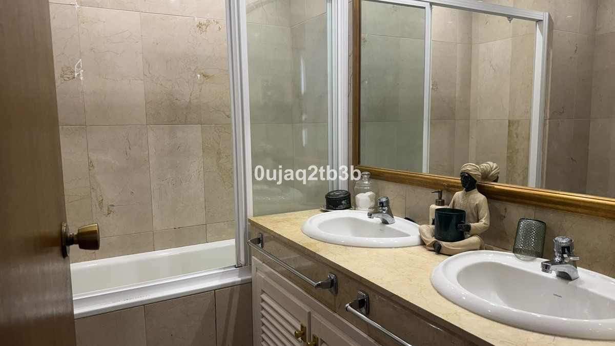 Piso de 2 Dormitorios y 1 Baño en venta en Nueva Andalucía, Marbella