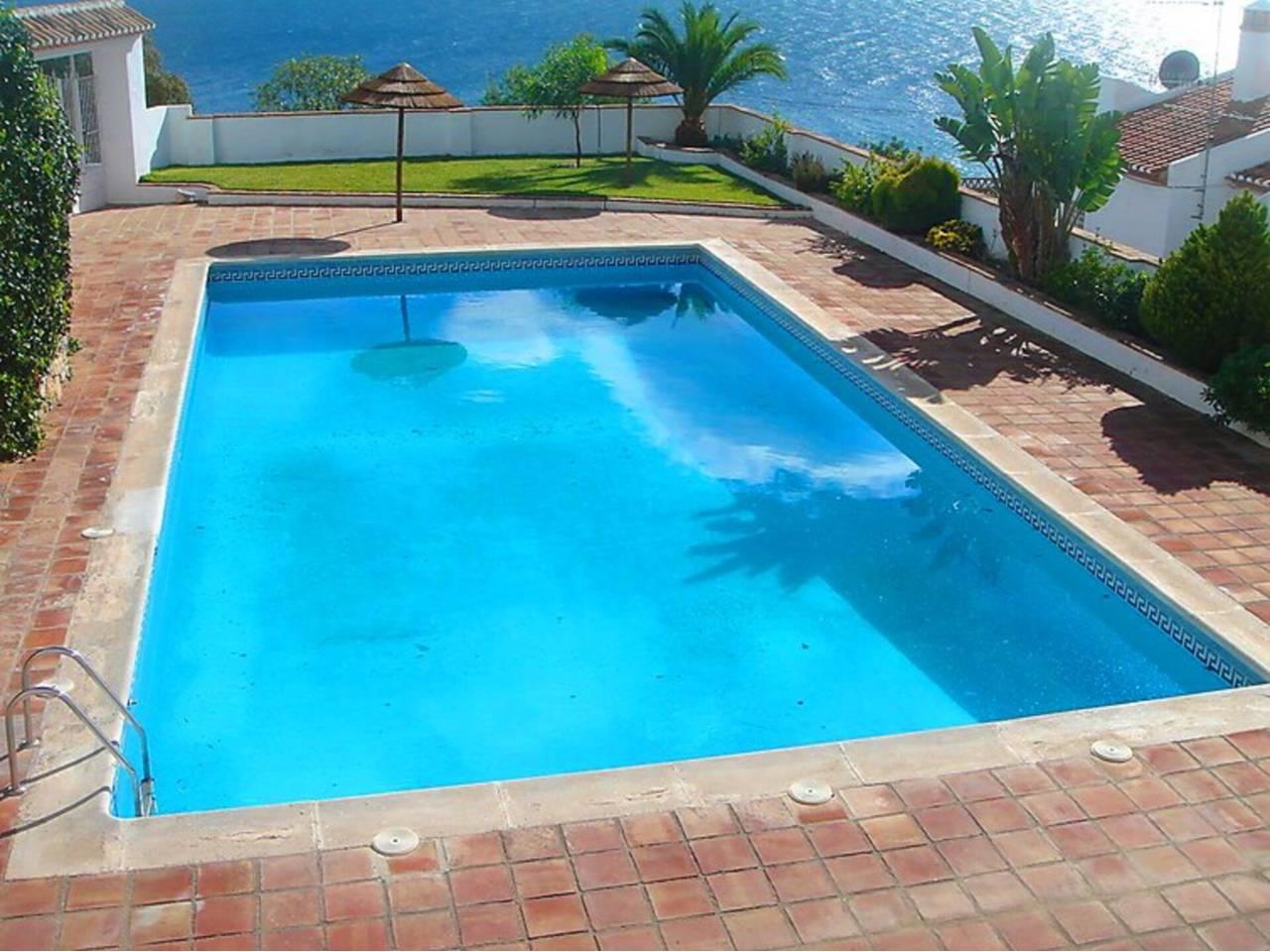 Casa Adosada de 6 Dormitorios y 5 Baños en venta en Almuñecar