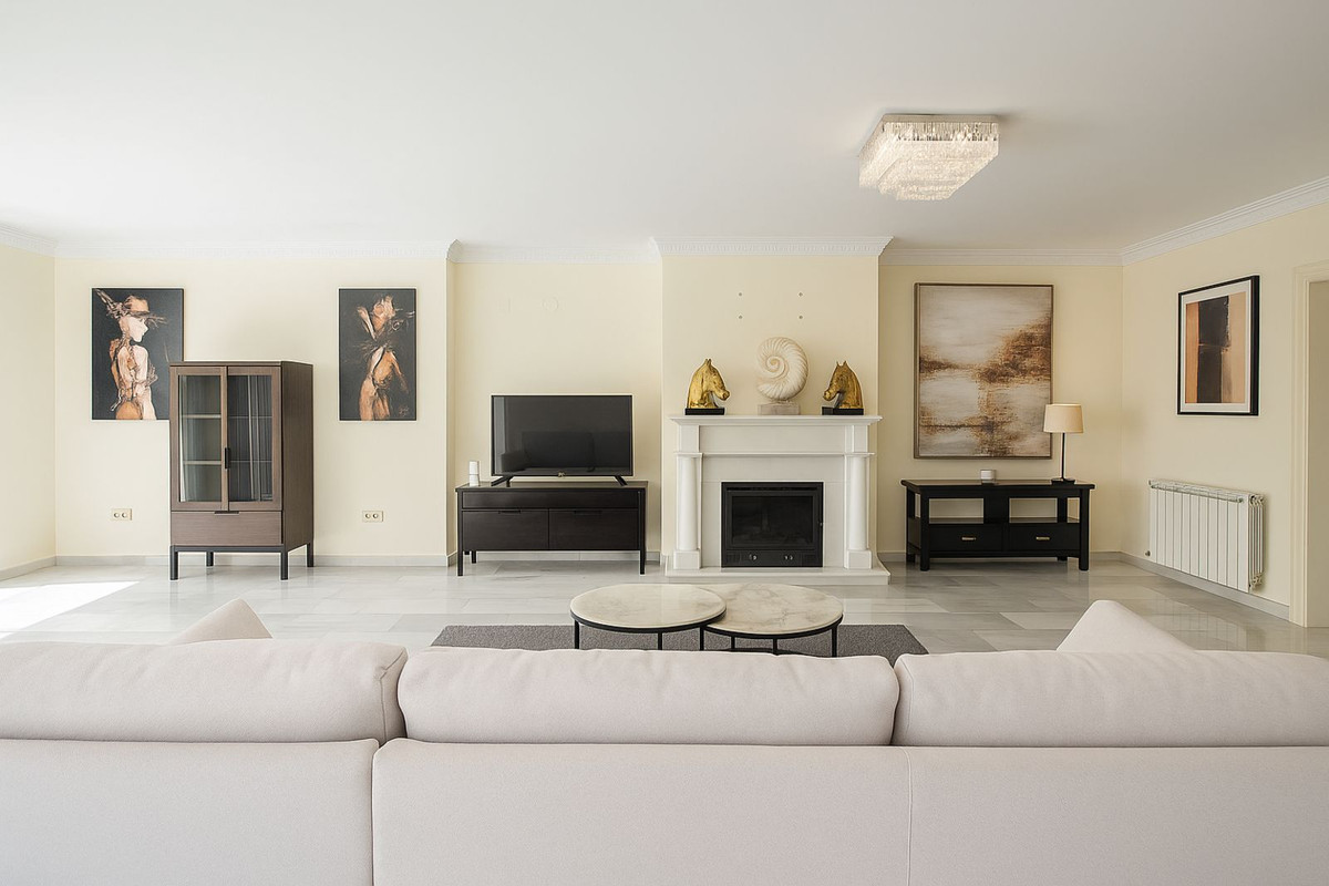 Casa de 5 Dormitorios en venta en Elviria, Marbella