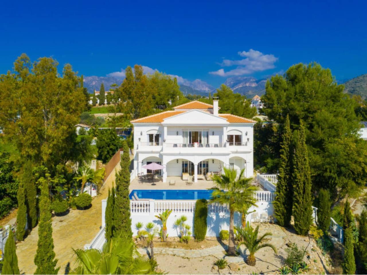 Casa Adosada de 4 Dormitorios y 4 Baños en venta en Nerja