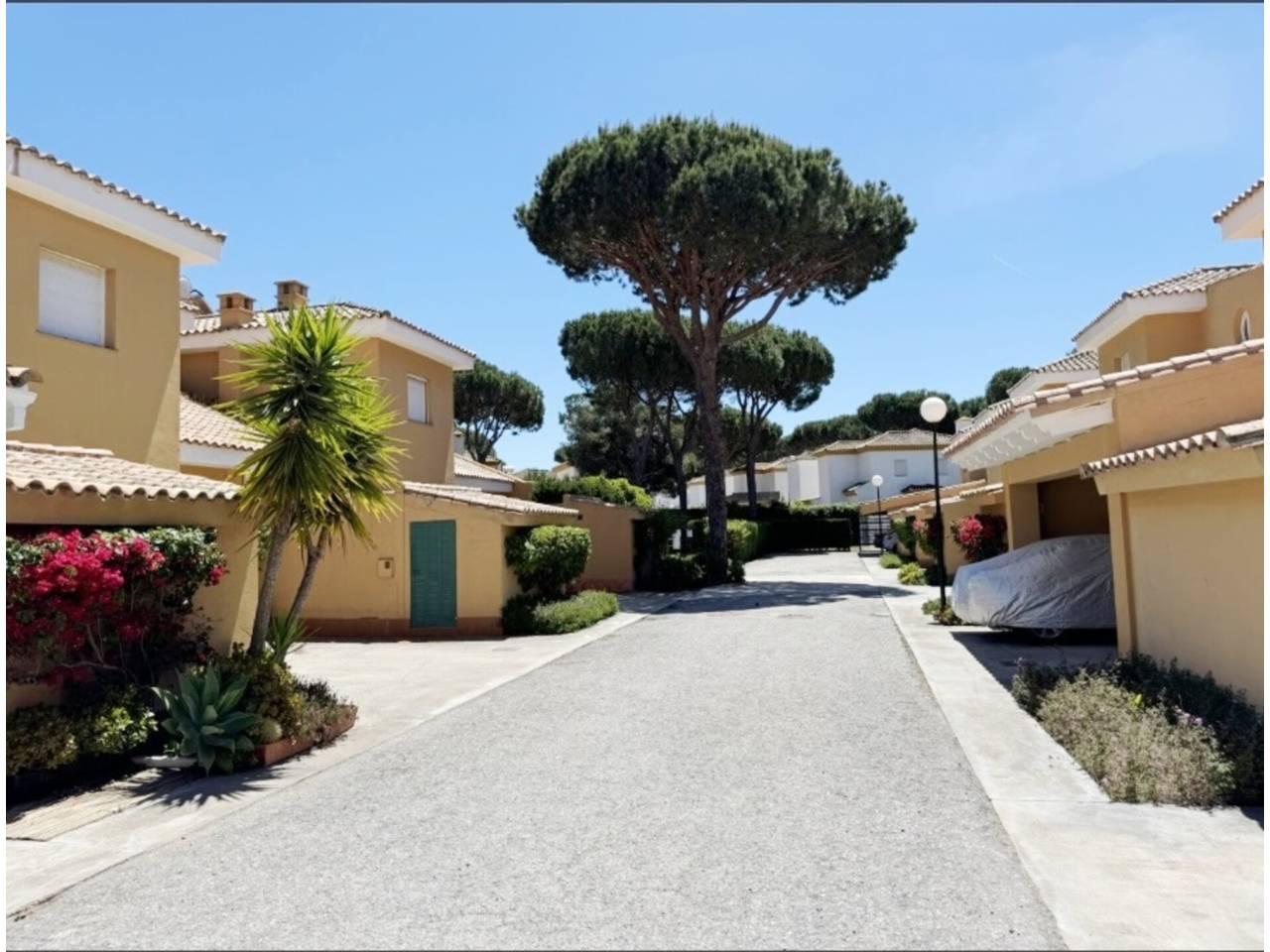 Casa Adosada de 5 Dormitorios en venta en Chiclana de la Frontera