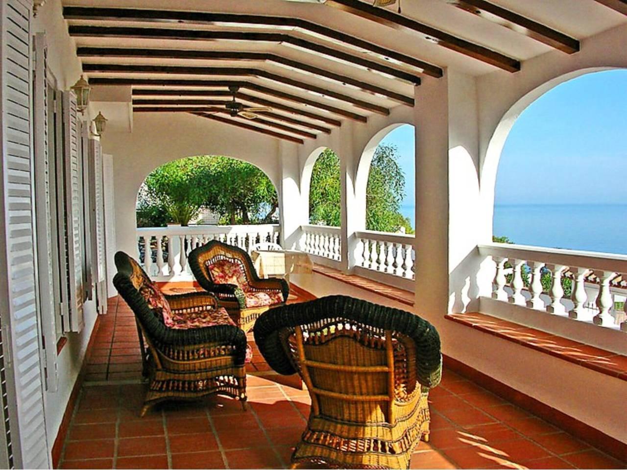 Casa Adosada de 6 Dormitorios y 5 Baños en venta en Almuñecar