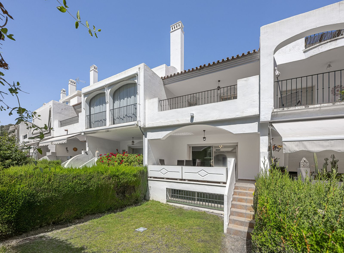 Casa Adosada de 4 Dormitorios y 5 Baños en venta en Nueva Andalucía, Marbella