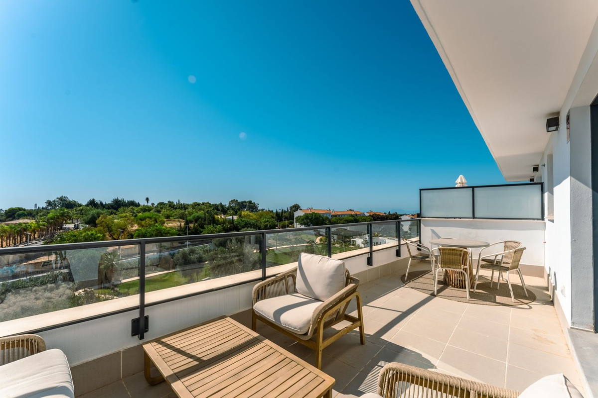 Ático de 2 Dormitorios en venta en Nueva Milla de Oro, Estepona