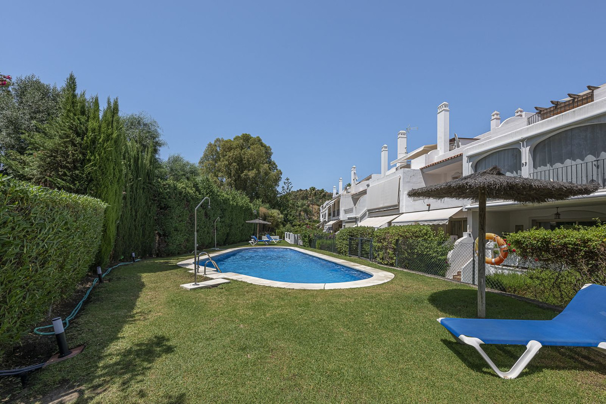 Casa Adosada de 4 Dormitorios y 5 Baños en venta en Nueva Andalucía, Marbella
