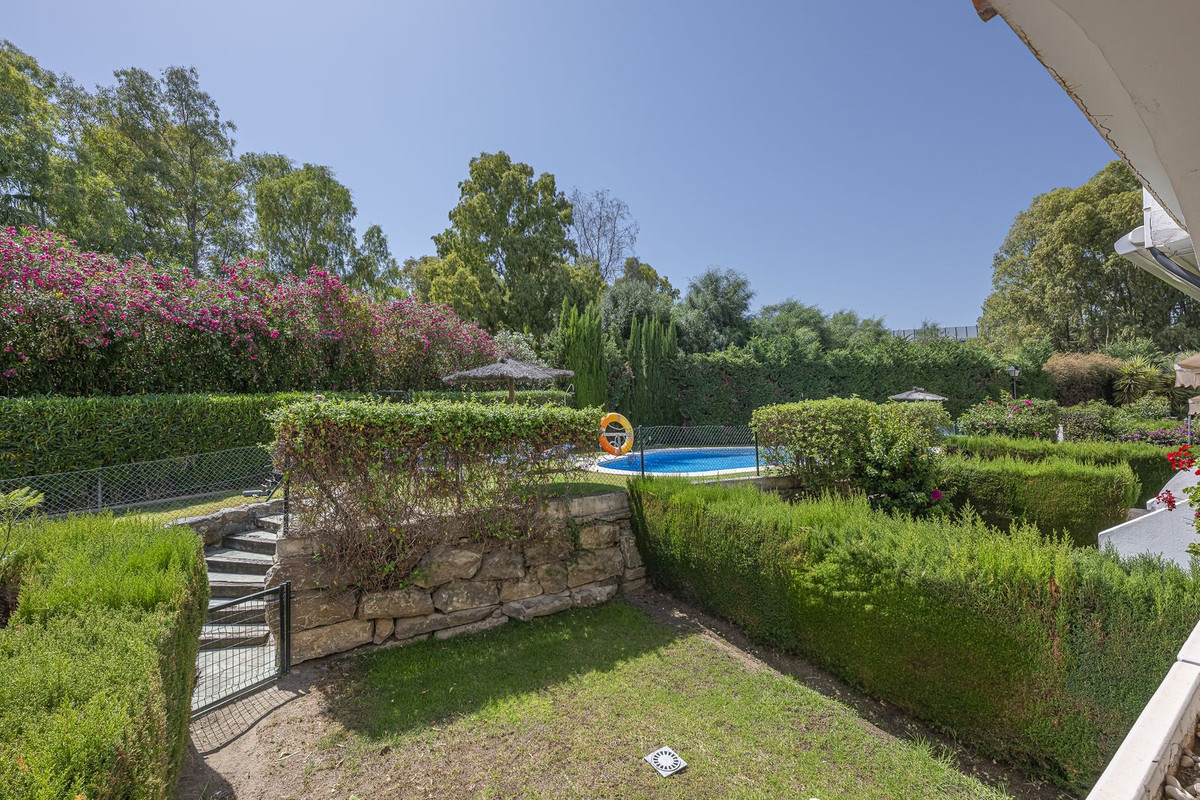 Casa Adosada de 4 Dormitorios y 5 Baños en venta en Nueva Andalucía, Marbella