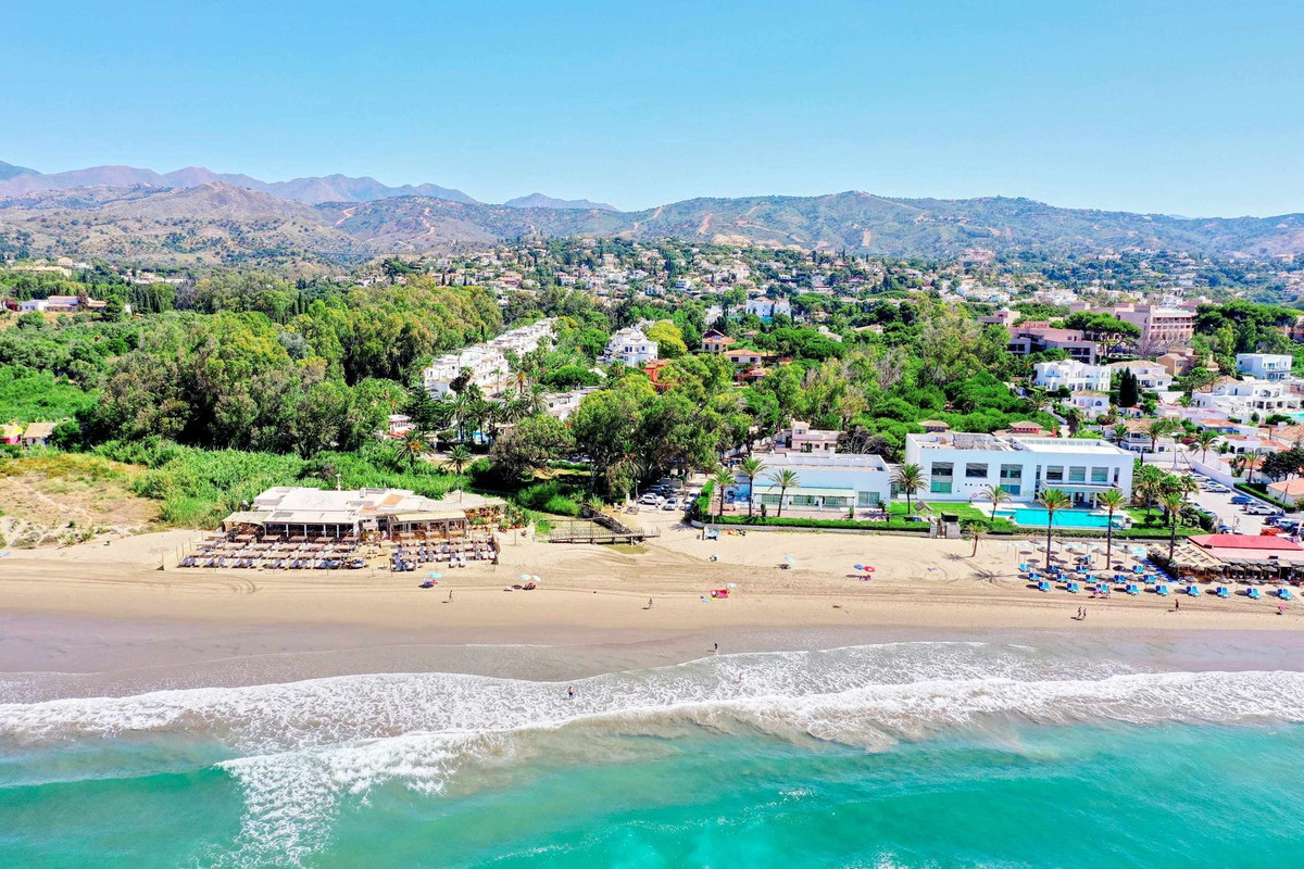 Ático de 2 Dormitorios y 2 Baños en alquiler en Elviria, Marbella