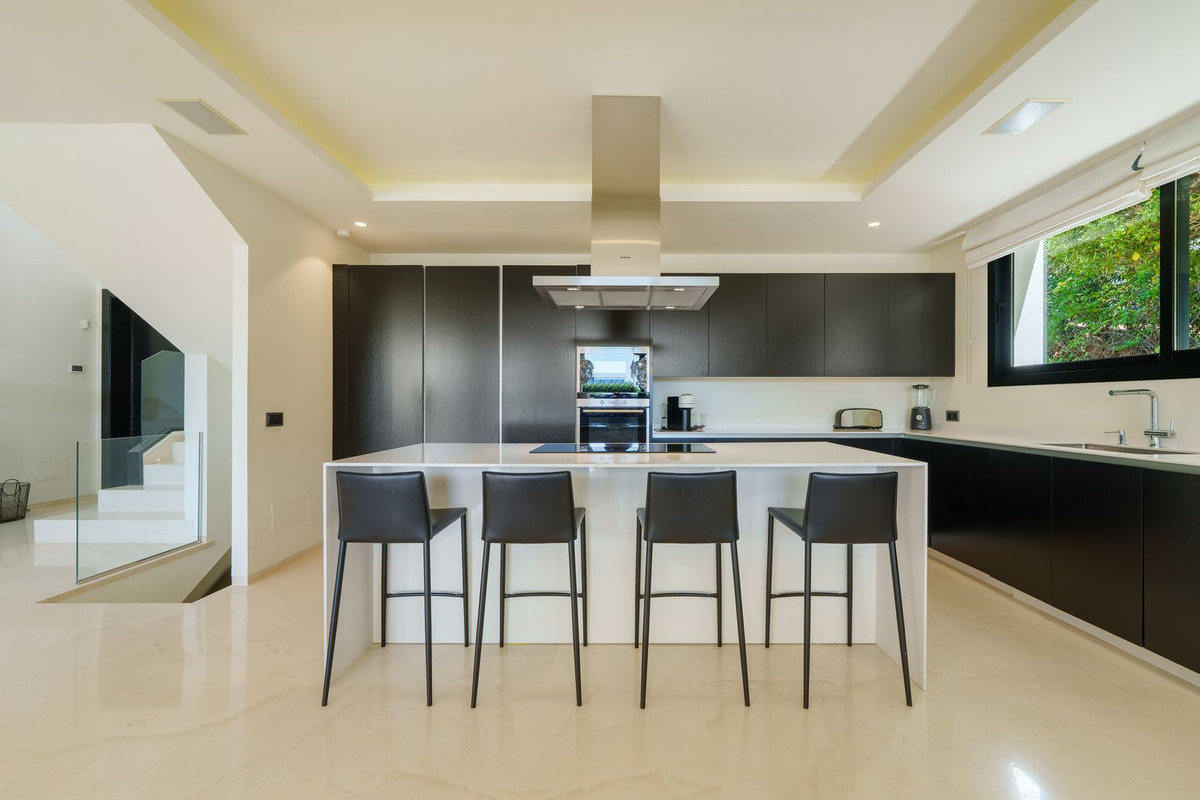 Casa de 6 Dormitorios y 6 Baños en venta en Nueva Andalucía, Marbella