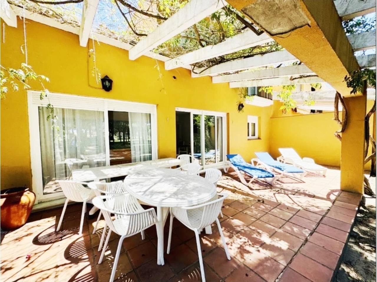 Casa Adosada de 5 Dormitorios en venta en Chiclana de la Frontera