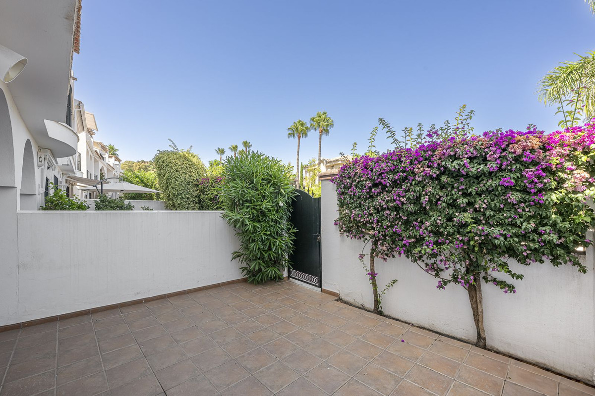 Casa Adosada de 4 Dormitorios y 5 Baños en venta en Nueva Andalucía, Marbella