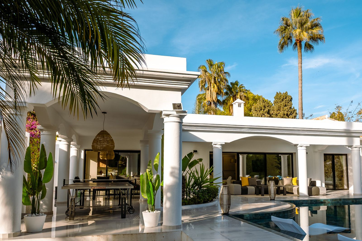 Casa de 5 Dormitorios en venta en El Paraíso, Estepona