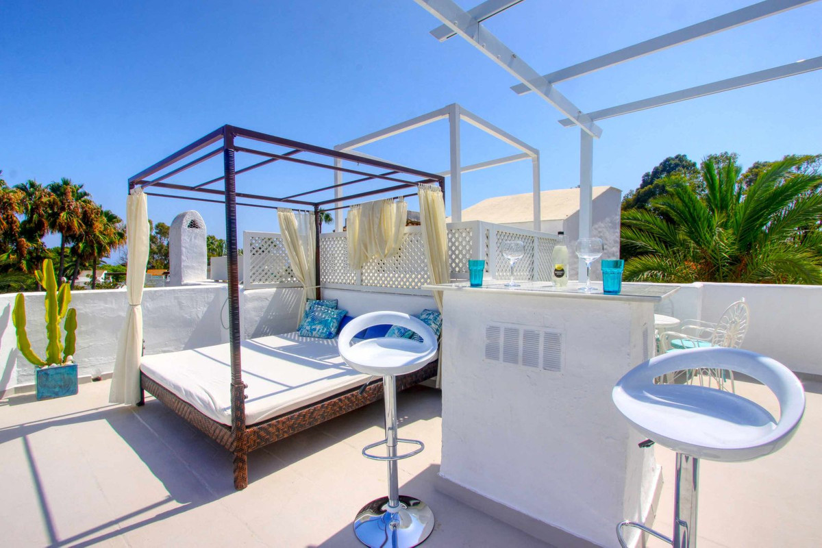 Ático de 2 Dormitorios y 2 Baños en alquiler en Elviria, Marbella