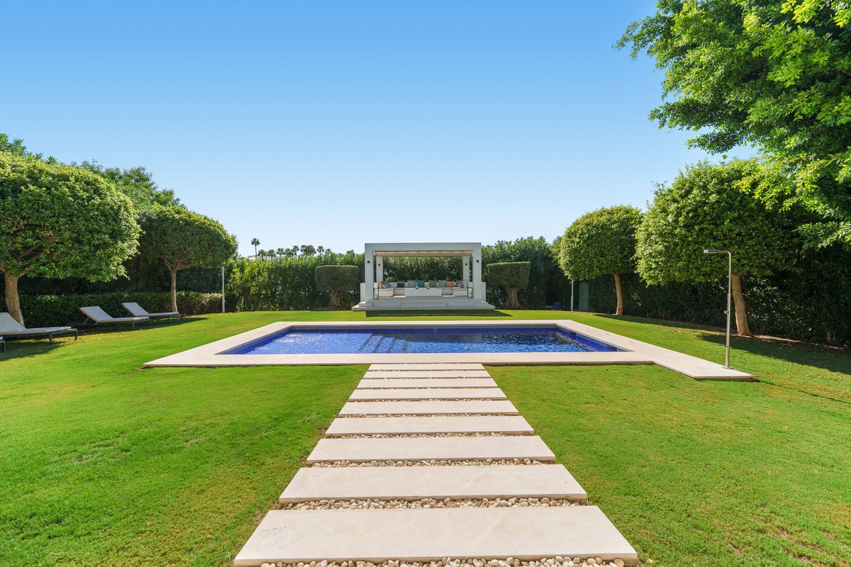 Casa de 6 Dormitorios y 6 Baños en venta en Nueva Andalucía, Marbella