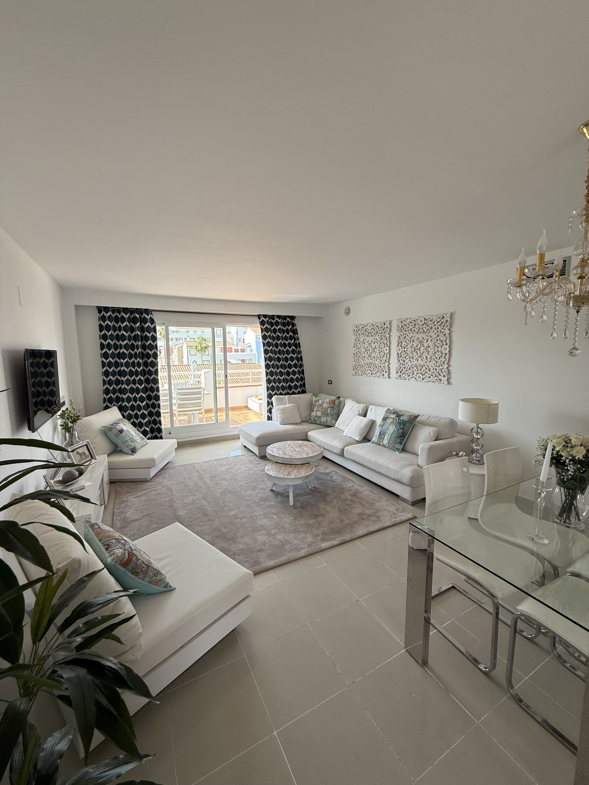 Piso de 2 Dormitorios y 2 Baños en venta en El Paraíso, Estepona