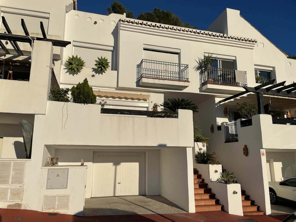 Casa Adosada de 3 Dormitorios en venta en Istán