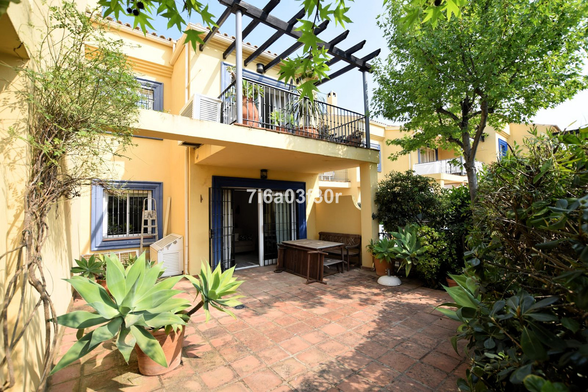Casa Adosada de 3 Dormitorios y 2 Baños en venta en Cortijo Blanco, San Pedro de Alcántara