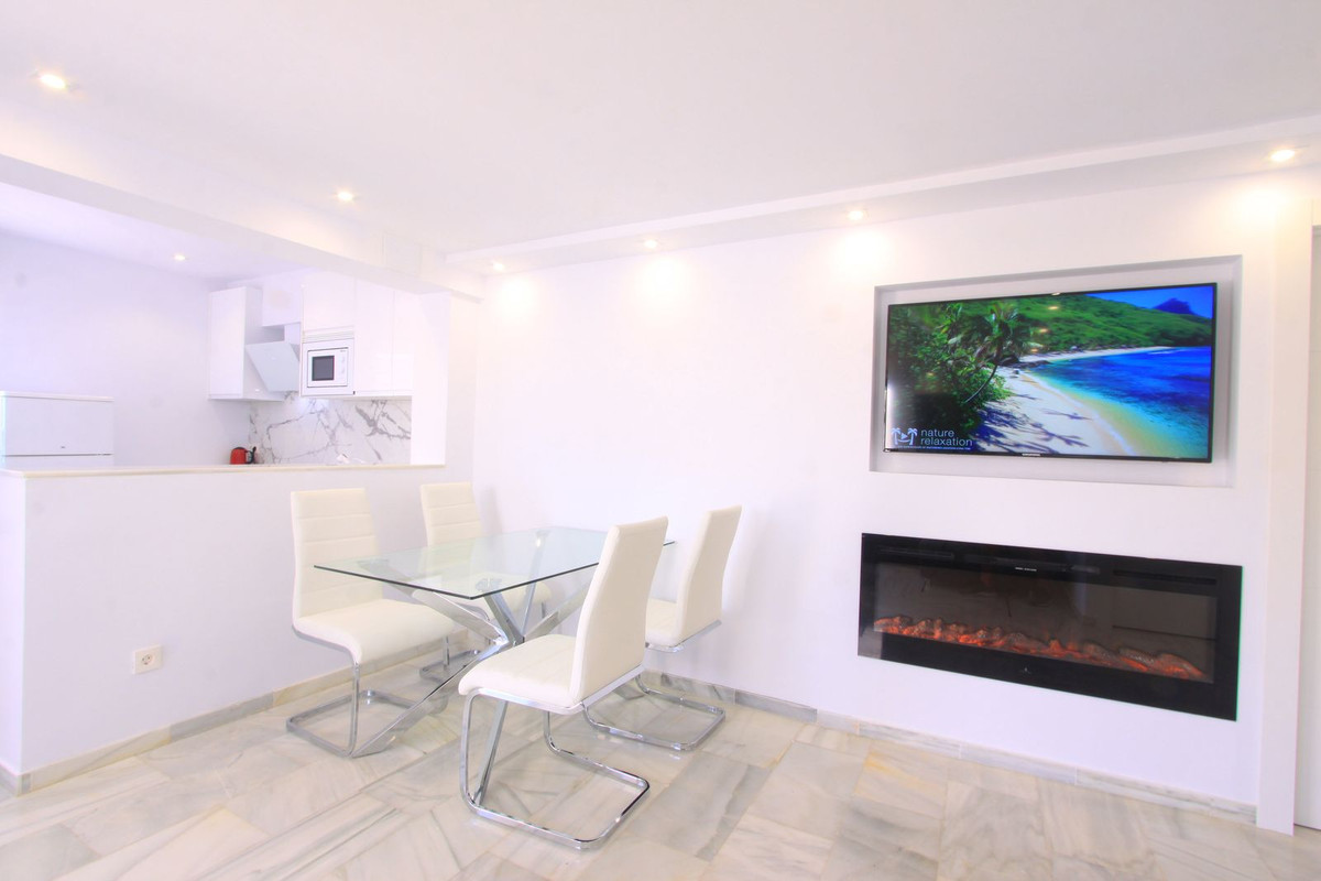 Ático de 2 Dormitorios y 2 Baños en alquiler en Elviria, Marbella
