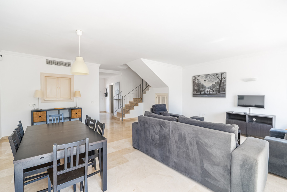 Piso de 3 Dormitorios en venta en Nueva Andalucía, Marbella