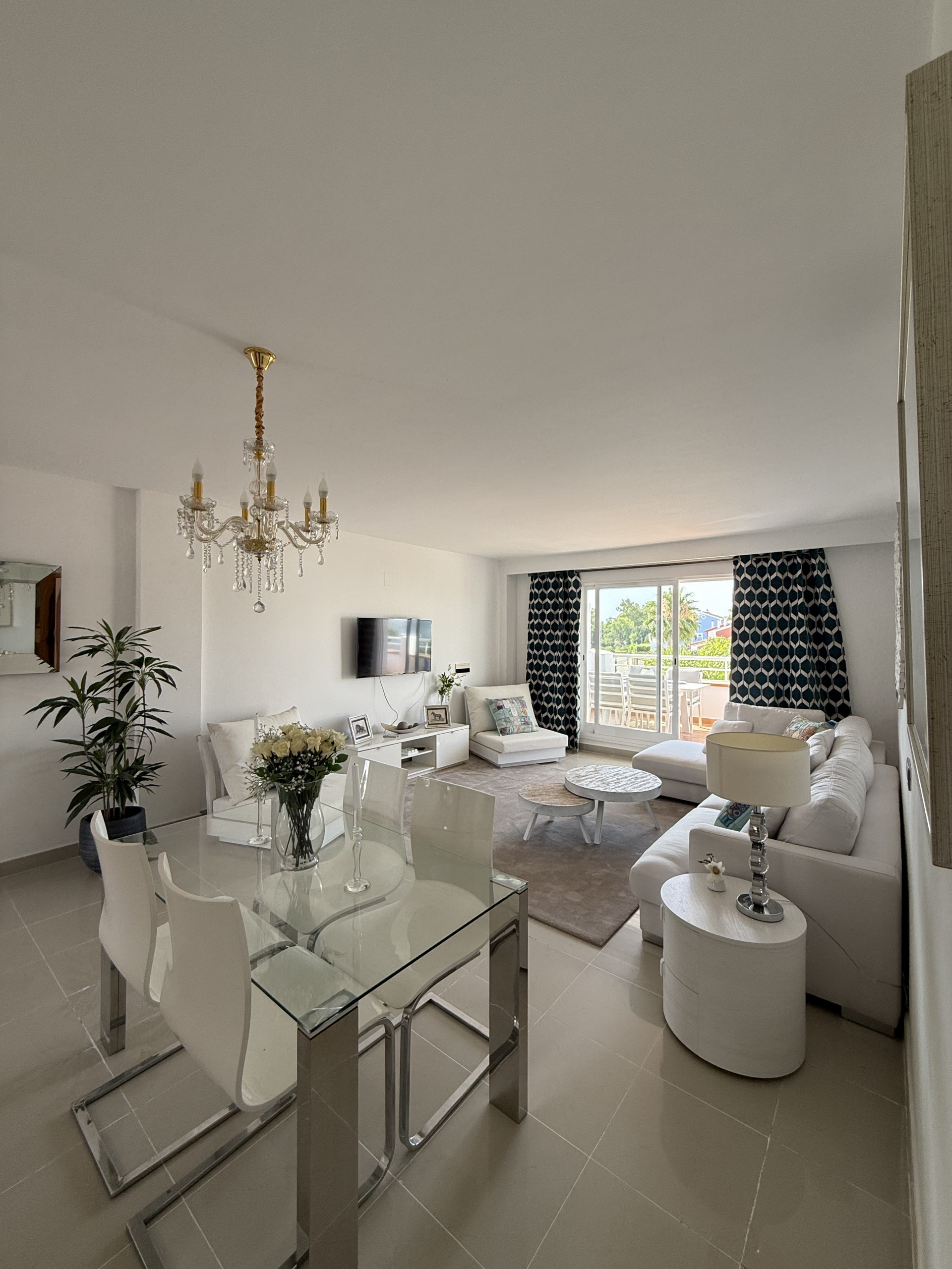 Piso de 2 Dormitorios y 2 Baños en venta en El Paraíso, Estepona