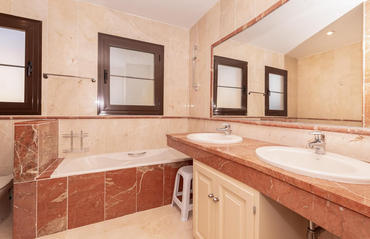 Piso de 4 Dormitorios y 3 Baños en venta en Estepona